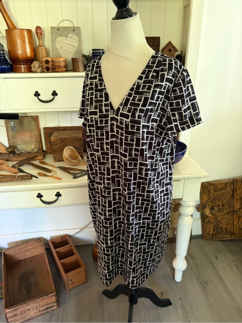 Willow & Thread Black & White Geometric V-Neck Dress